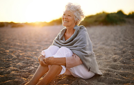 femme sénior seule sur la plage