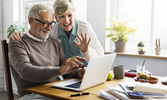 Les seniors de plus en plus nombreux à utiliser Internet et les technologies numériques